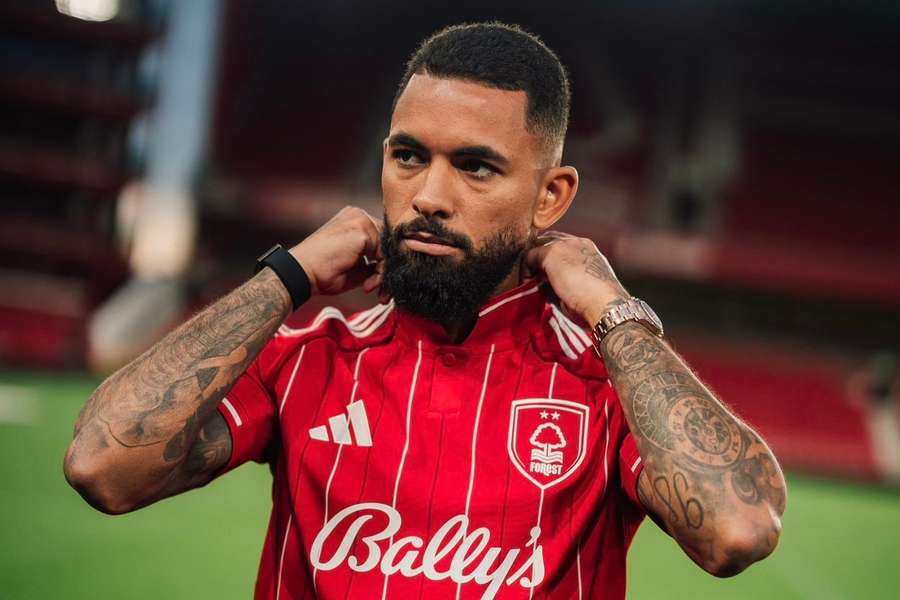 Douglas Luiz assinou pelo Nottingham