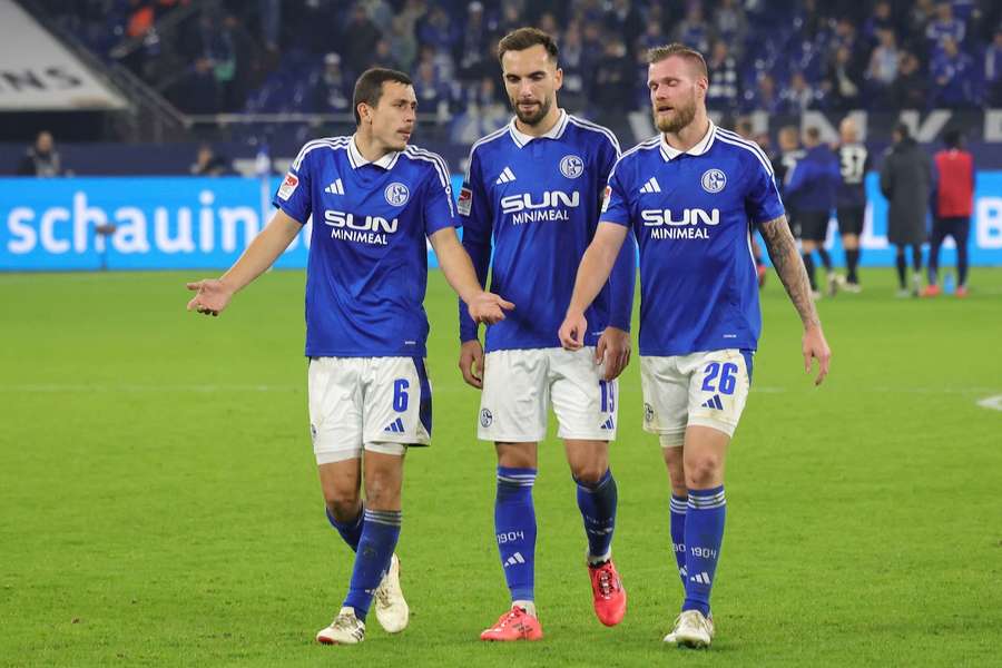 Die Schalker Kenan Karaman (M.) und Tomas Kalas (r.) werden durch Verletzungen zurückgeworfen.