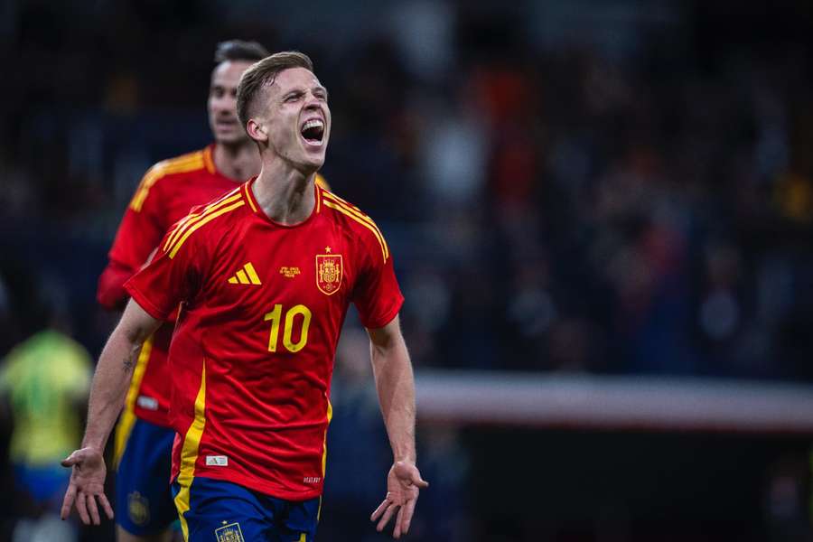 Dani Olmo célèbre son but.