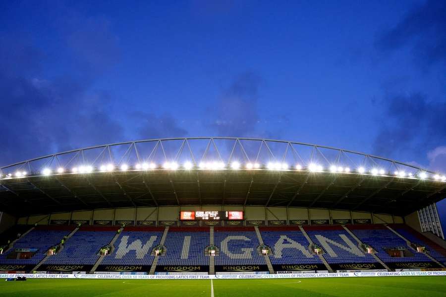 Donkere wolken pakken zich samen boven het DW Stadium van Wigan Athletic