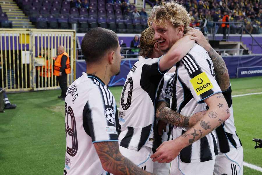 Woltemade célèbre avec ses coéquipiers après avoir ouvert le score pour Newcastle.