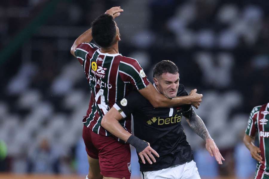 Ignácio e Vegetti durante disputa de bola no último clássico entre os rivais cariocas
