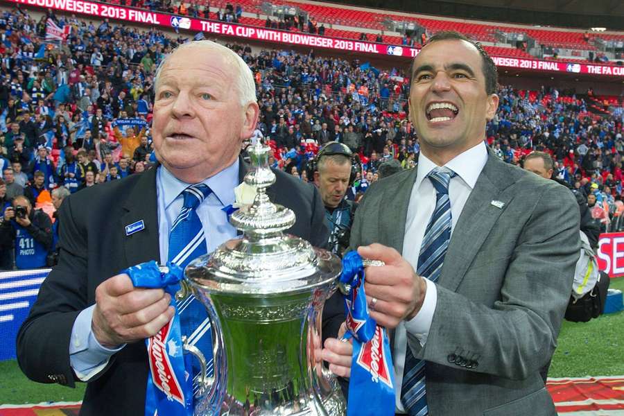 Roberto Martínez e o antigo presidente do Wigan, Dave Whelan, nos festejos da conquista da Taça de Inglaterra