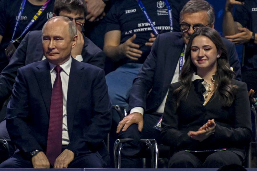 Kamila Valieva (R) naast de Russische president Vladimir Poetin