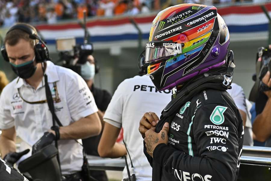 Lewis Hamilton draagt een regenbooghelm tijdens de GP van Qatar in 2021 om de lhbt-gemeenschap te steunen