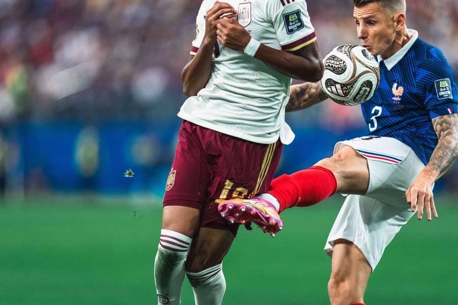 Lucas Digne a acordat penalty pentru Spania după ce l-a lovit în careu pe Lamine Yamal Lucas Digne a acordat penalty pentru Spania după ce l-a lovit în careu pe Lamine Yamal