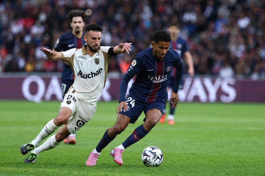 Thomasson et Mayulu lors du match aller au Parc des Princes le 14 septembre 2025.