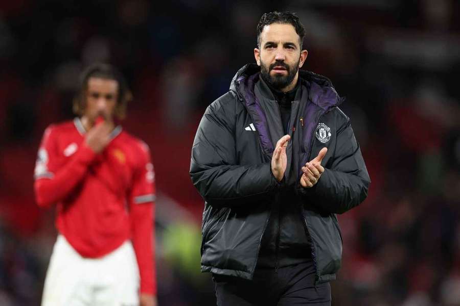 Rúben Amorim a v pozadí Leny Yoro.