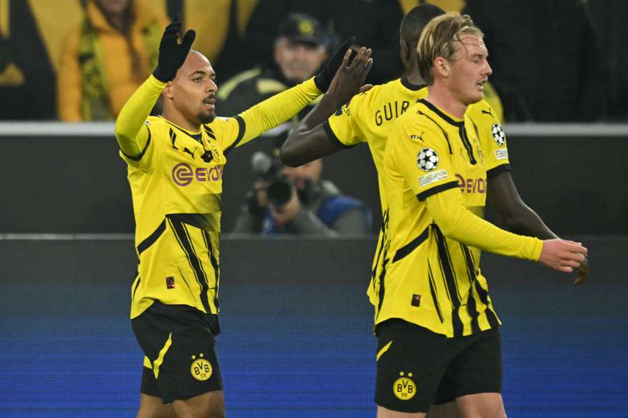 El delantero holandés del Dortmund Donyell Malen celebra su gol.