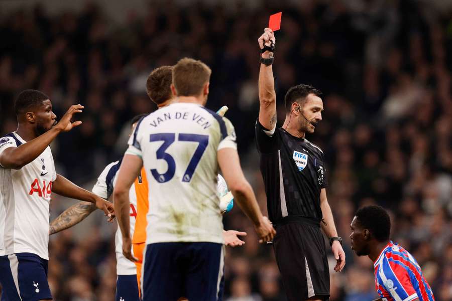 Sędzia Madley wyrzucił van de Vena z boiska.