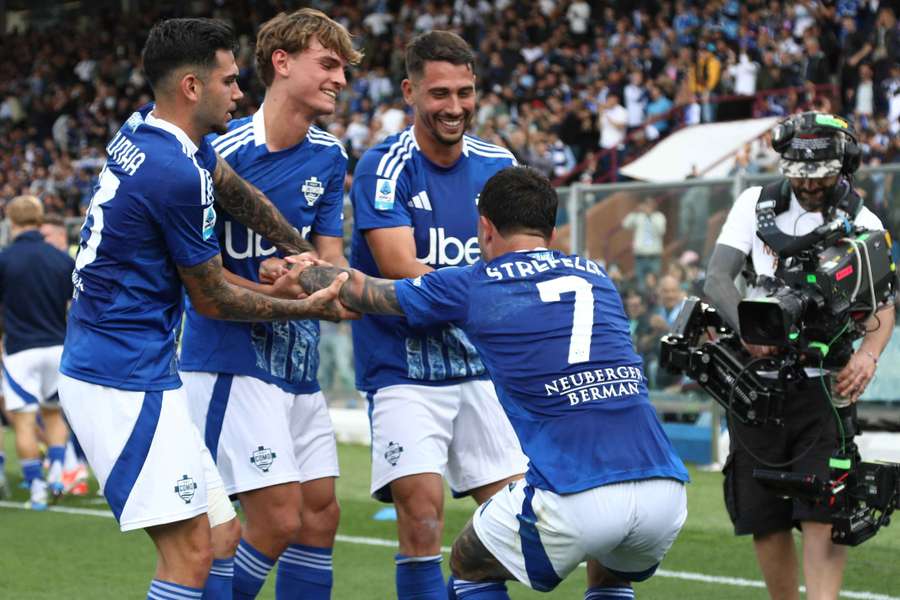 Strefezza viene portato in trionfo dopo il 2-1
