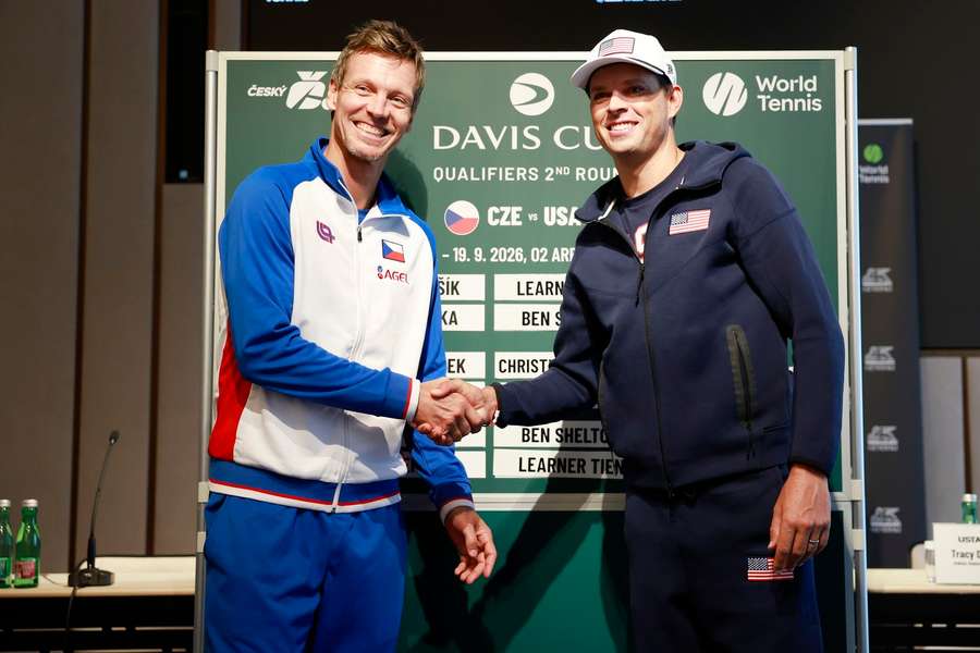Nehrající kapitáni Tomáš Berdych a Bob Bryan před daviscupovou bitvou Česka s USA. Nehrající kapitáni Tomáš Berdych a Bob Bryan před daviscupovou bitvou Česka s USA.