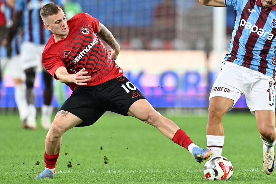 Kacper Kozłowski z golem tuż przed zgrupowaniem, przypieczętował wygraną w Stambule (zdjęcie z meczu z Trabzonsporem)