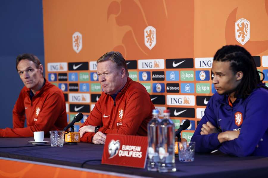 Ronald Koeman naast zijn verdediger Nathan Aké op de persconferentie in de aanloop naar Nederland-Gibraltar