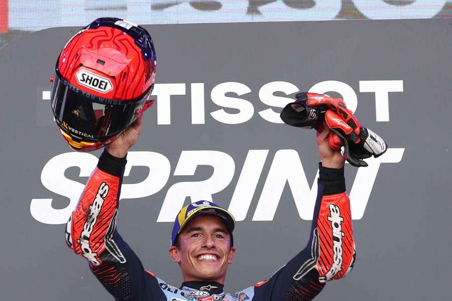 Marc Marquez a celebrar o seu sucesso no pódio.