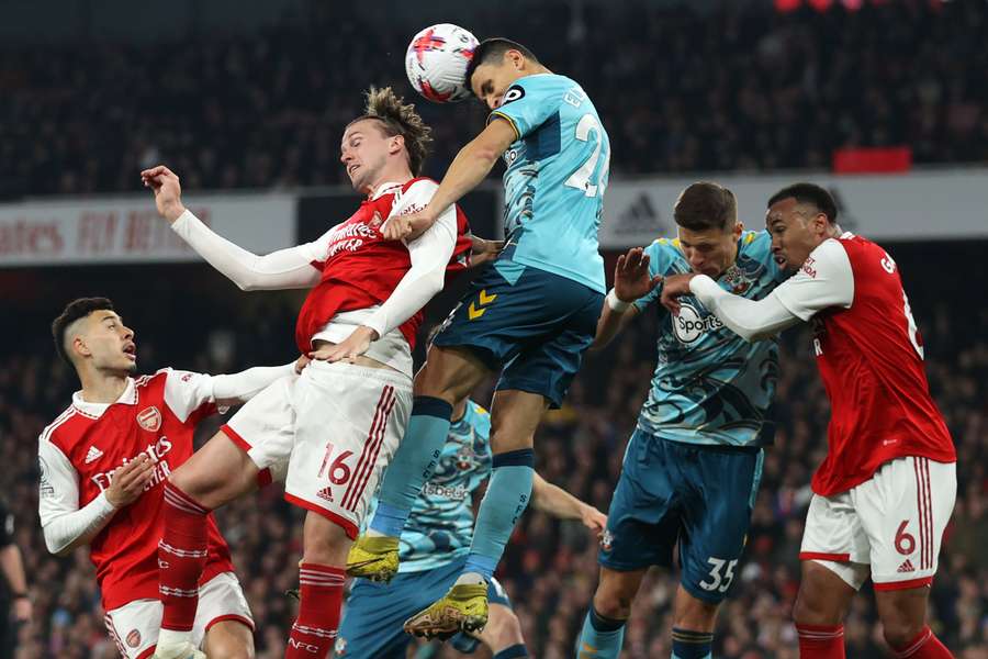 Southampton's Morrocan-born Norwegian midfielder Mohamed Elyounoussi wins a header under pressure from Arsenal's English defender Rob Holding
