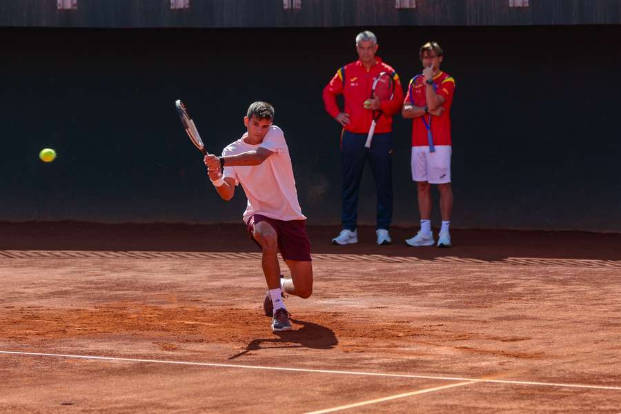 Jódar golpea de revés ante la mirada de Ferrer Jódar golpea de revés ante la mirada de Ferrer