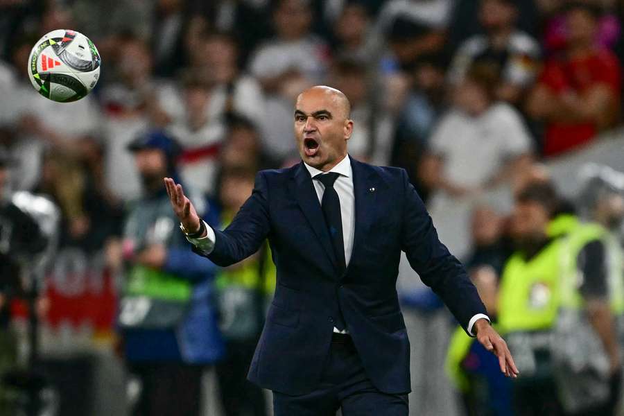 Roberto Martínez da órdenes a los suyos.