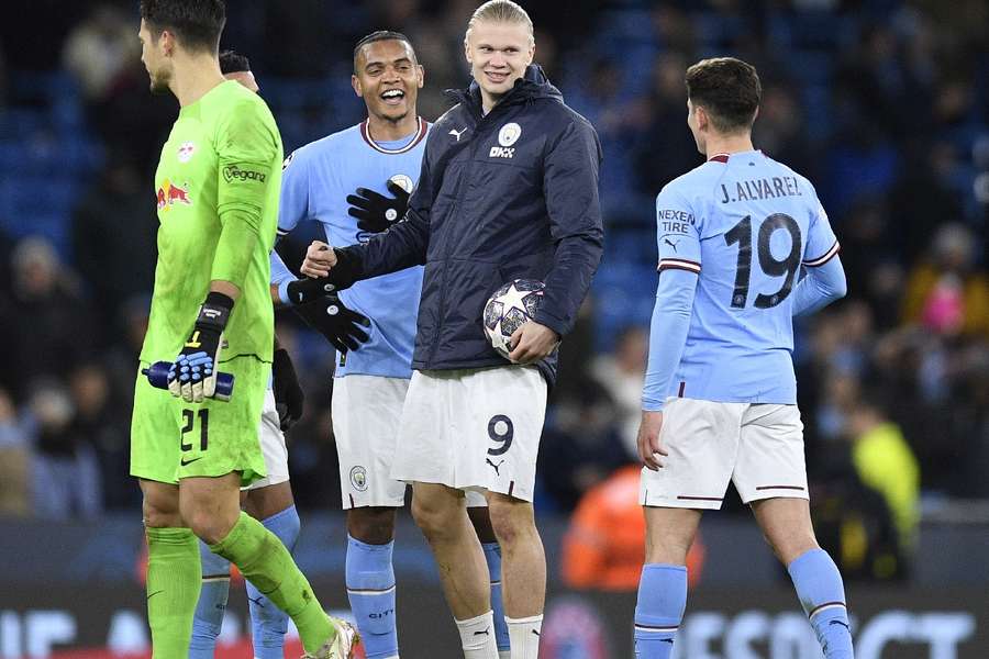 Julián Álvarez sonríe junto a Haaland en el último partido de Champions