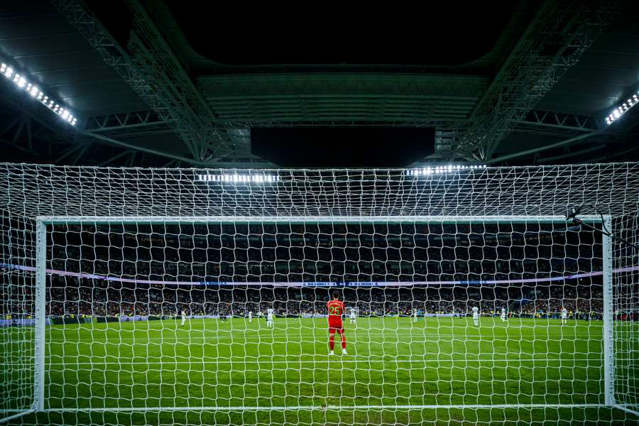 Estadio Santiago Bernabéu blev oprindeligt opført mellem 1944 og 1947. Siden har stadion gennemgået adskillige udvidelser og renoveringer. Estadio Santiago Bernabéu blev oprindeligt opført mellem 1944 og 1947. Siden har stadion gennemgået adskillige udvidelser og renoveringer.