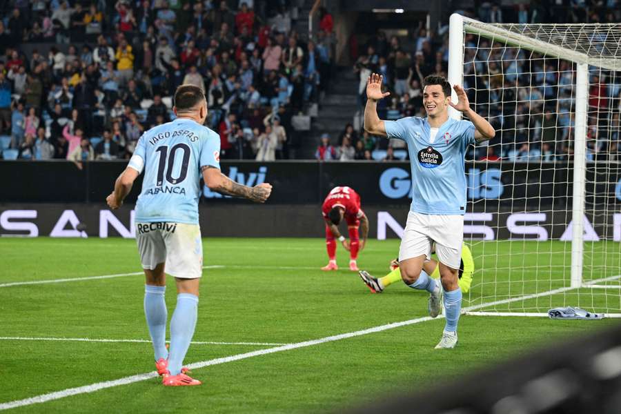 Aspas espera a Douvikas para celebrar el gol del Celta