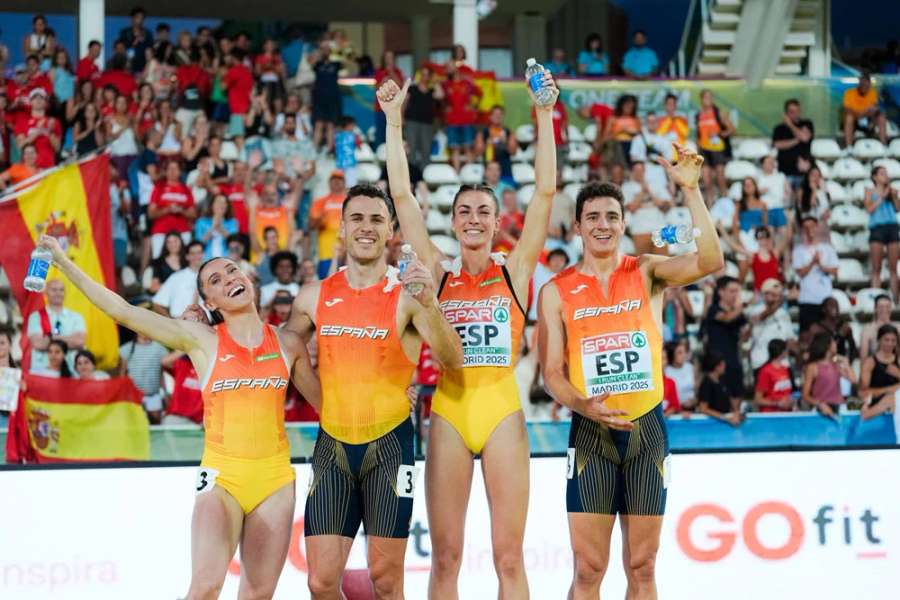 El relevo mixto del 4 x 400 de España El relevo mixto del 4 x 400 de España