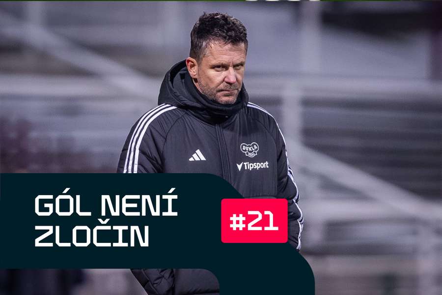 Trenér Dukly David Holoubek má nejistou pozici.