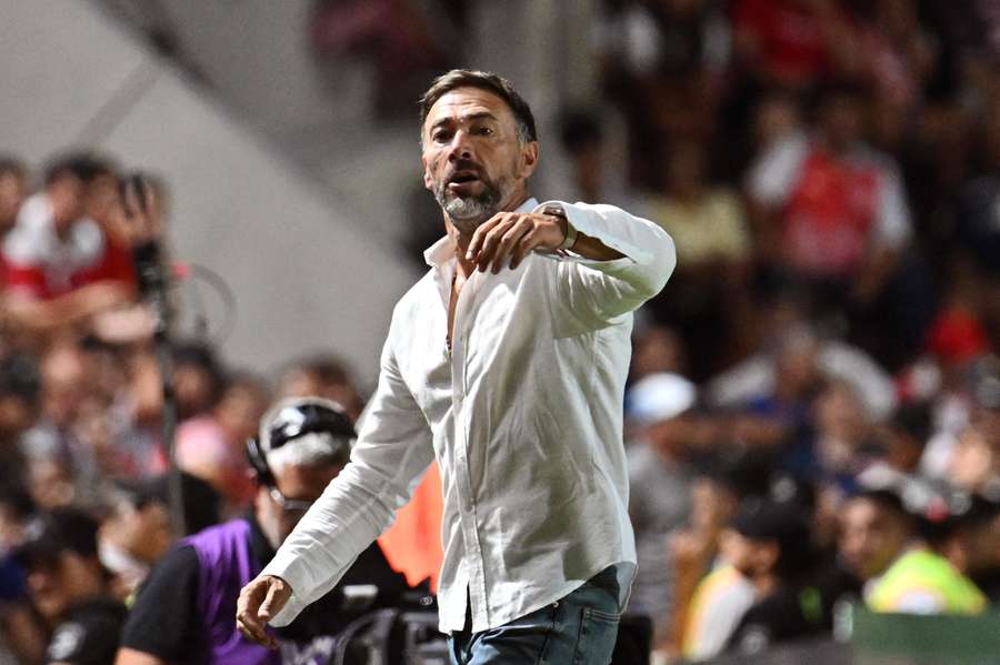 Kily González, técnico do Unión, durante jogo do Campeonato Argentino