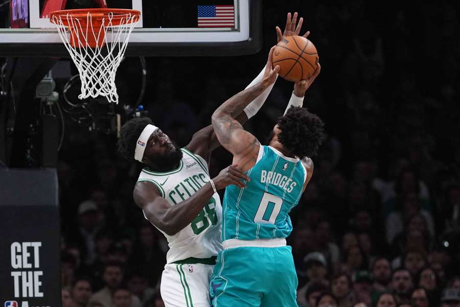 Neemias Queta superioriza-se a Miles Bridge