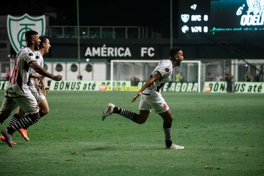 Jair vibra com gol da vitória do Vasco nos acréscimos