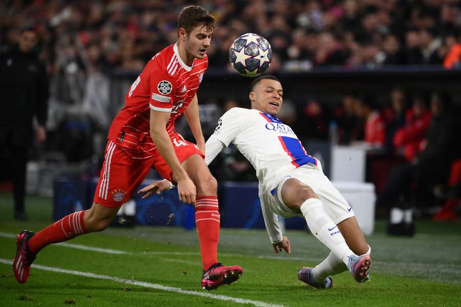 Stanisic prend le meilleur sur Mbappé