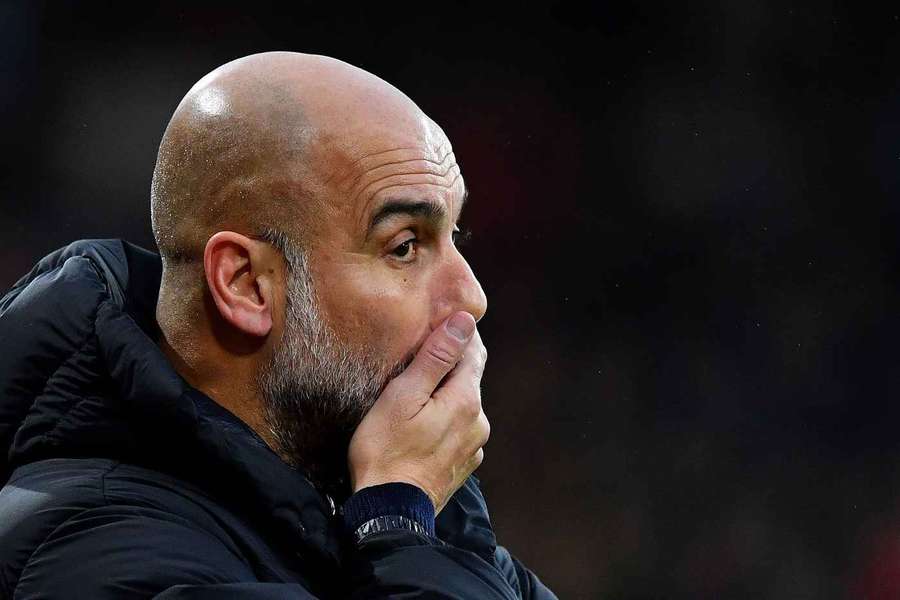 Pep Guardiola, managerul lui Man City, privește meciul cu Bournemouth