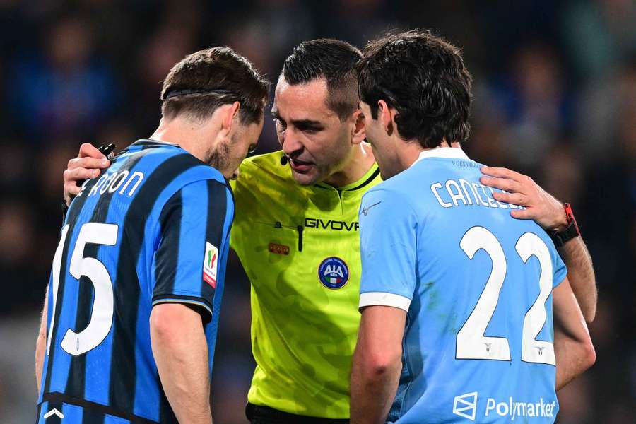 de Roon con arbitro e Cancellieri