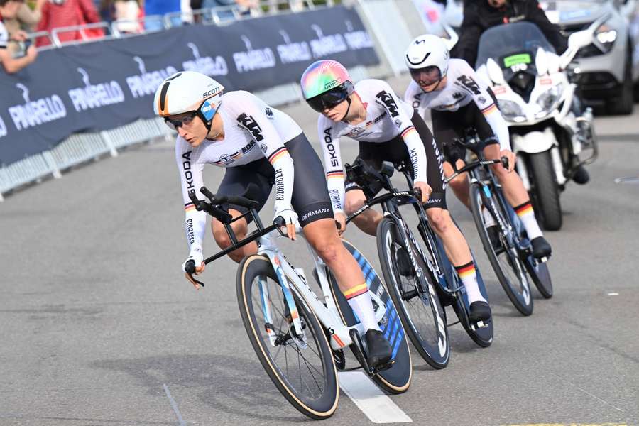 Das deutsche Team freut sich trotz des geringen Abstands sehr über die Silbermedaille.