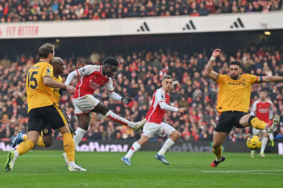 Bukayo Saka strelil v sobotu úvodný gól Arsenalu proti Wolves.