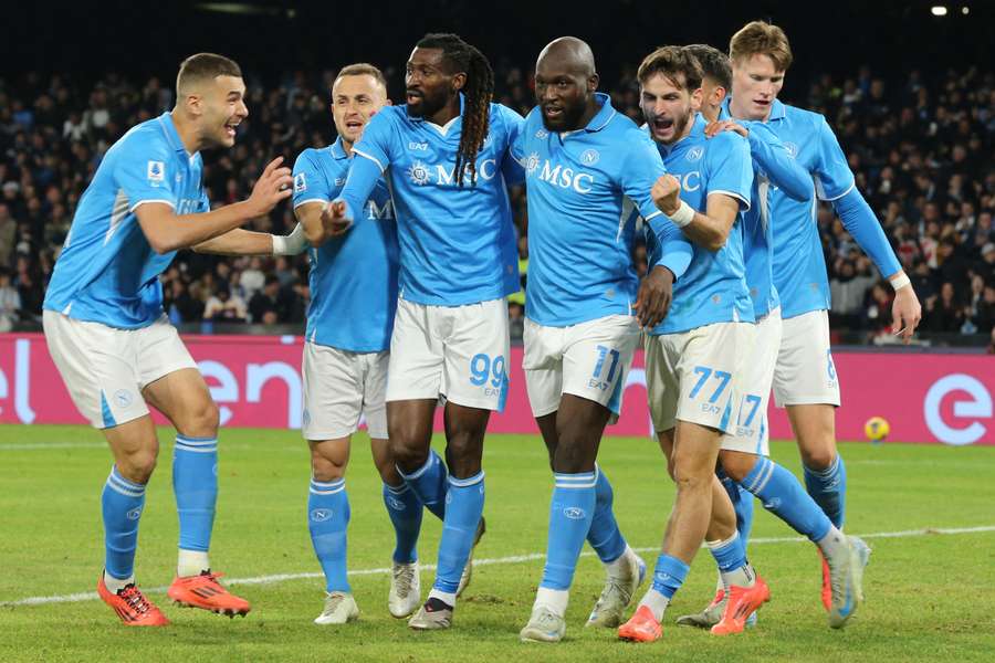 Los jugadores del Nápoles celebran el gol de Lukaku
