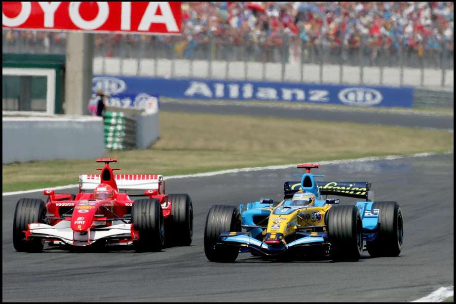 Auf der Strecke Konkurrenten: Michael Schumacher (li.) und Fernando Alonso (re.)