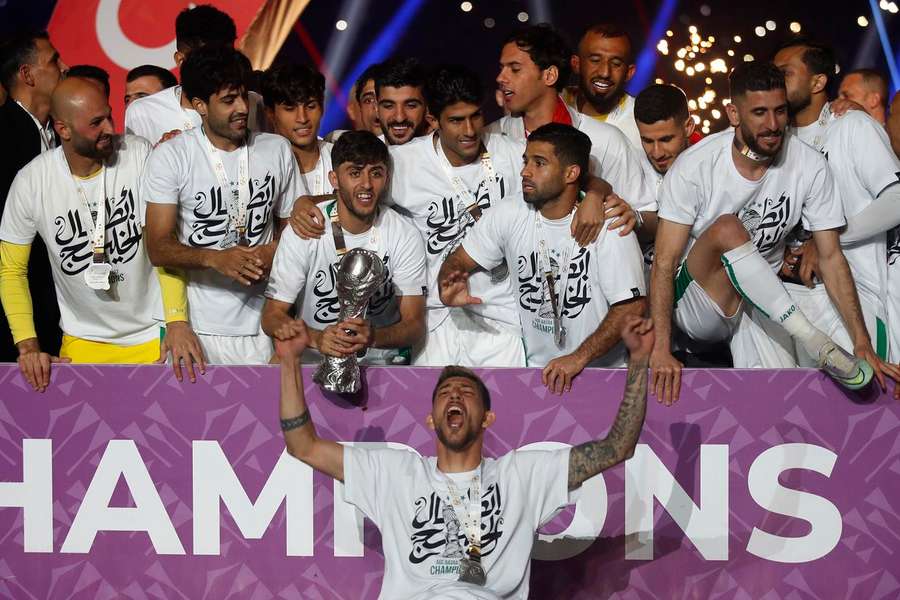 Jogadores do Iraque festejam o troféu