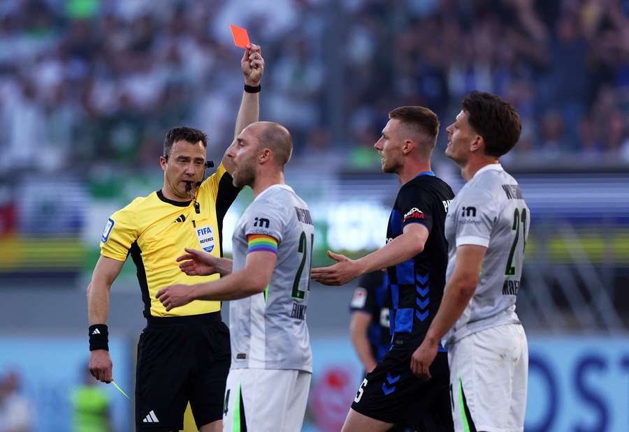 Wolfsburg went down to 10 men
