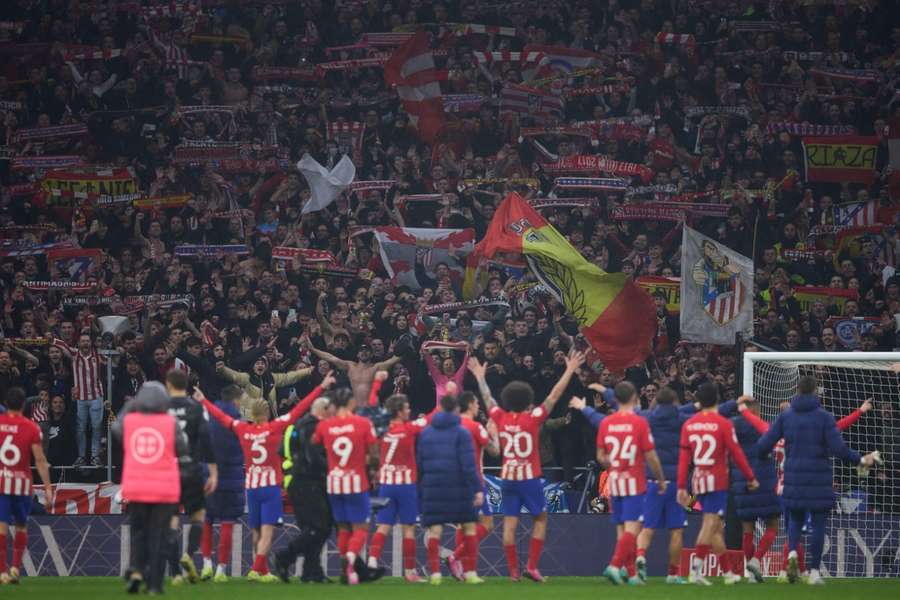 Nach Ende der Verlängerung ließen sich die Atletico-Spieler von ihren Fans feiern.