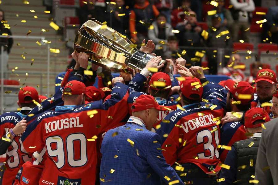 Pardubické Dynamo ovládlo uplynulý extraligový ročník. Pardubické Dynamo ovládlo uplynulý extraligový ročník.
