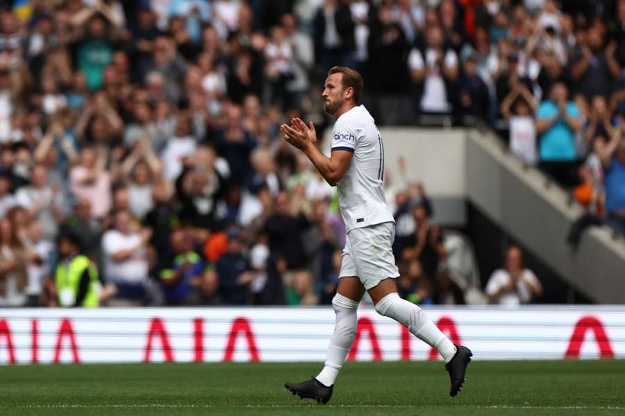 Harry Kane salue les supporters de Tottenham, avant de partir au Bayern Munich. 