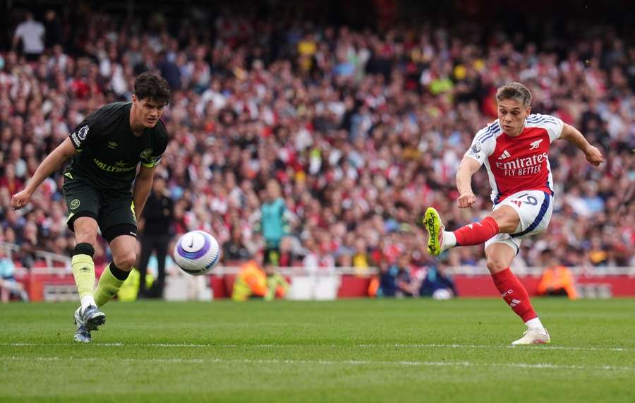 Leandro Trossard dell'Arsenal tira in porta durante la partita di Premier League contro il Brentford il 12 aprile 2025. Leandro Trossard dell'Arsenal tira in porta durante la partita di Premier League contro il Brentford il 12 aprile 2025.