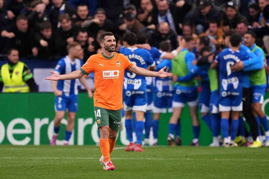 Gayá reacciona al penalti de Joan Jordán