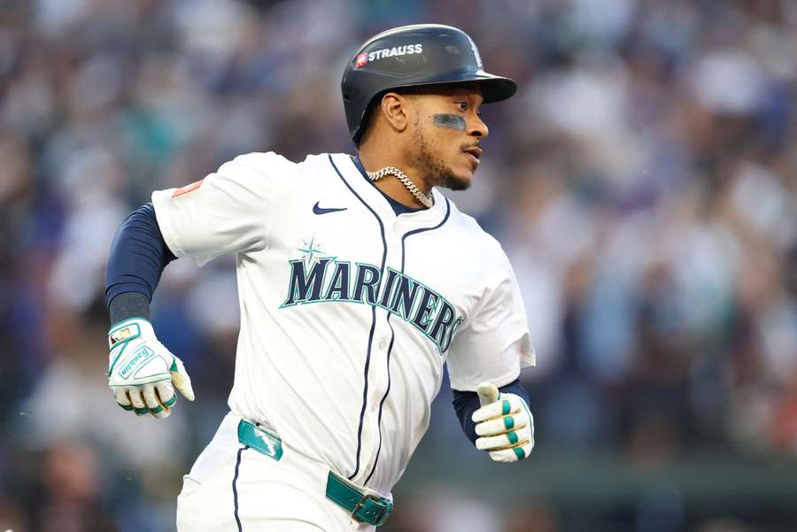 Mariners' Jorge Polance hits a home run in Game 2 of the 2025 ALDS