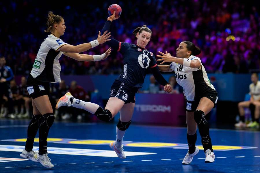 Ingvild Kristiansen Bakkerud tries to break through the German defense in the final Ingvild Kristiansen Bakkerud tries to break through the German defense in the final