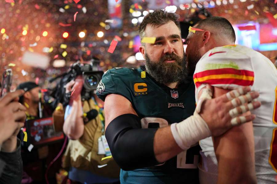 Jason Kelce (à esquerda) felicitou o irmão Travis logo após o Super Bowl