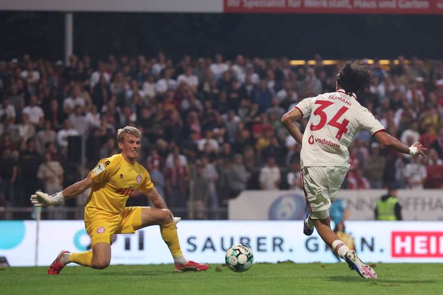 Anas Slimani (r.) scheitert frei vor Köln-Keeper Lennart Winkler Anas Slimani (r.) scheitert frei vor Köln-Keeper Lennart Winkler