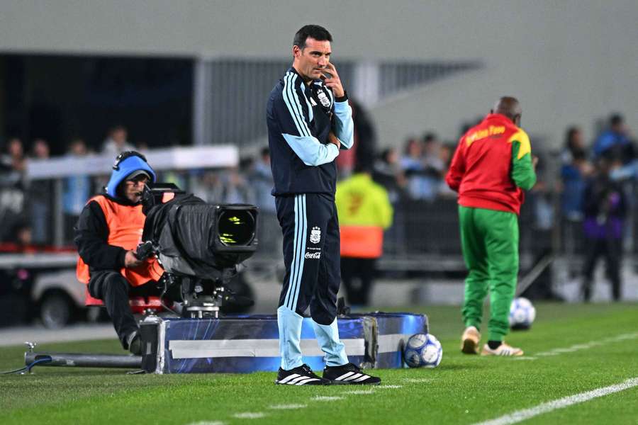 Scaloni, en la banda durante el partido ante Burkina Faso Scaloni, en la banda durante el partido ante Burkina Faso