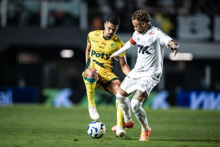 Neymar foi protagonista do duelo na Vila